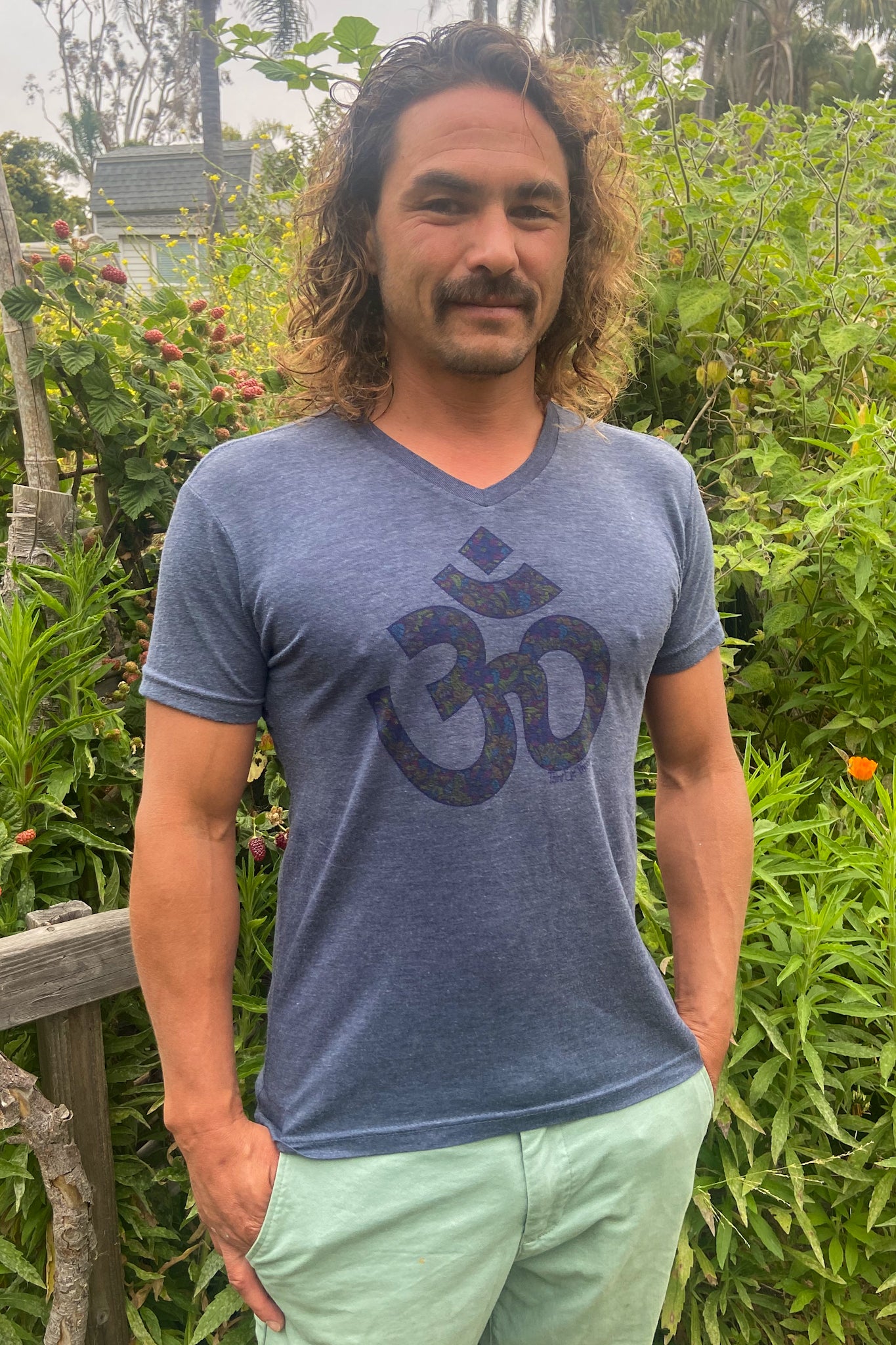 Paisley Om SHORT SLEEVE V-neck Crew