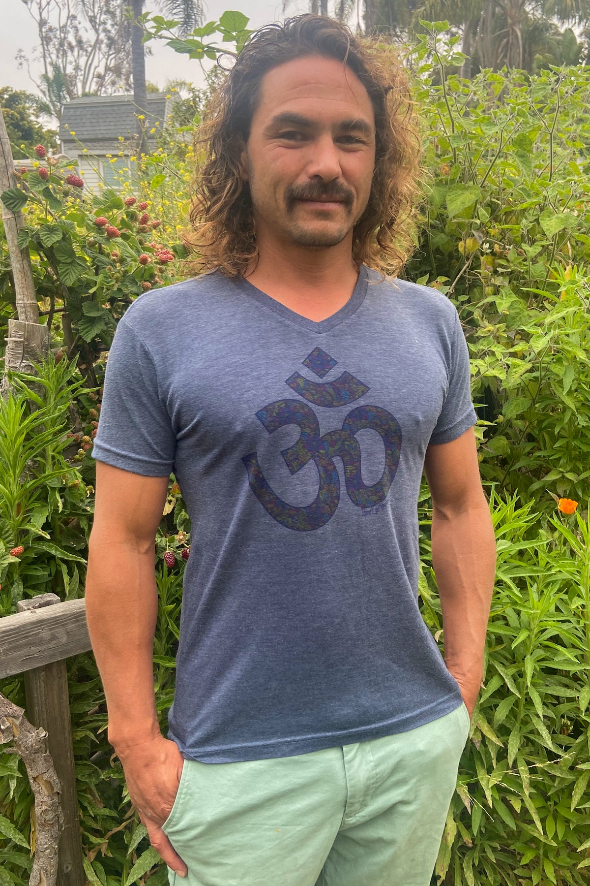 Paisley Om SHORT SLEEVE V-neck Crew